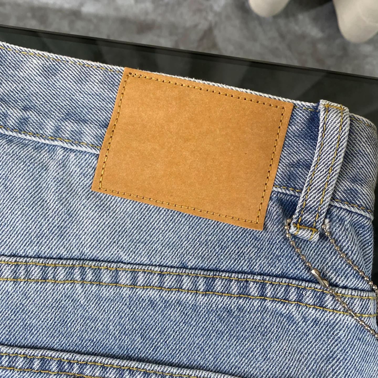 P230 chrome hearts Mattyboy same style black cross patch leather frayed jeans vi Top heavy industry fashionable design] Consistent high street luxury style creation. Speaking of this style, the Zangyin family and GU family are definitely the leading representative brands. Especially the Zangyin family has really achieved a state-of-the-art effect in creating high street style. The unique washed material is used to create this style. The color system is quite eye-catching. After it is decorated with patchwork cross flowers, it cleverly highlights the charm of the brand. Secondly, this style uses classic The classic high-waist cutting design highlights the long legs and fashionable temperament of the upper body. The brand is highly recognizable and the slim fit configuration is more suitable for daily wear. It is a product that interprets personality, fashion, and specifications at a glance. This single product is enough to make any fan excited. It can be a white T-shirt for youthful preppy style, or a tight suspender for lady style. It has strong matching ability and can be easily controlled by men.  [Materials and craftsmanship] Needless to say, this point goes without saying. As an excellent craftsman brand, Zangyin’s requirements for details and craftsmanship are really perfect. The washed color of this model has gone through so many processes, not to mention the embellishment of denim appliques. It is also purely hand-made and sewn. Just like what they believe in, only hand-made things have soul and have the meaning of wear. A top-notch heavy-duty fashionable denim item, I look forward to your perfect interpretation! !  Size:28-36